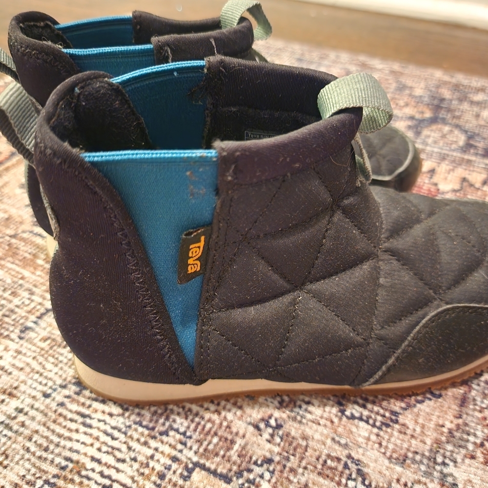 Boys teva boots great condition only wore once